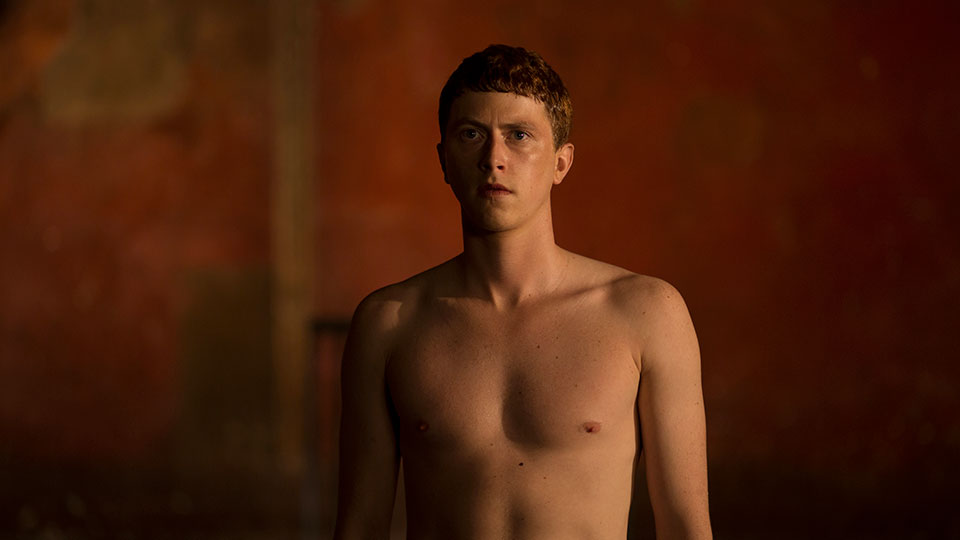 Films Et Séries Tv Avec Finnegan Oldfield Newcomer Finnegan Oldfield stands out in his role as a young and arty